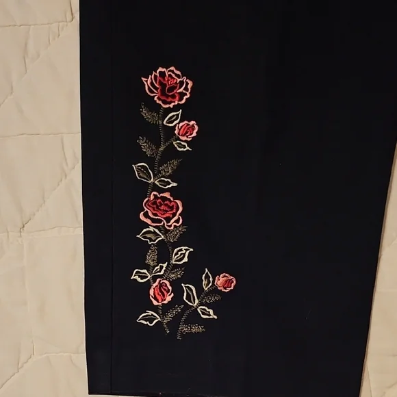 Briggs New York Black Straight Leg Capri -Floral embroidery - Picture 3 of 9